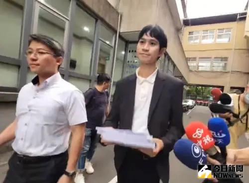 ▲ 百萬YouTuber「眾量級」Andy老師、家寧從愛侶變怨偶，為頻道所有權、財務鬧上法院，Andy出庭後便快步離開。（圖／翻攝畫面）