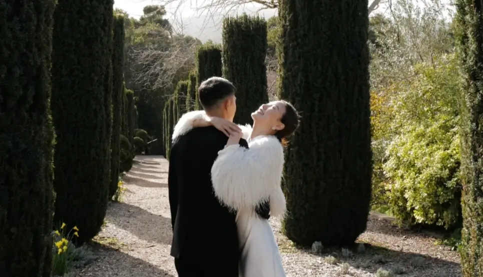 ▲藝人高以翔猝逝讓舊愛Bella（右）心碎多年，Bella昨（17）日低調與男友完婚，婚禮當天她以向日葵永生花紀念高以翔，新郎體貼支持，細節動人感人至深。（圖／小紅書）