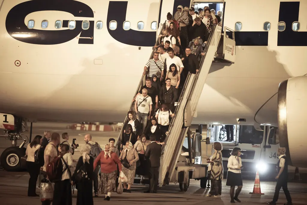 ▲從以色列撤離的保加利亞及其他國家公民，抵達保加利亞後陸續下機。（圖／美聯社／達志影像）