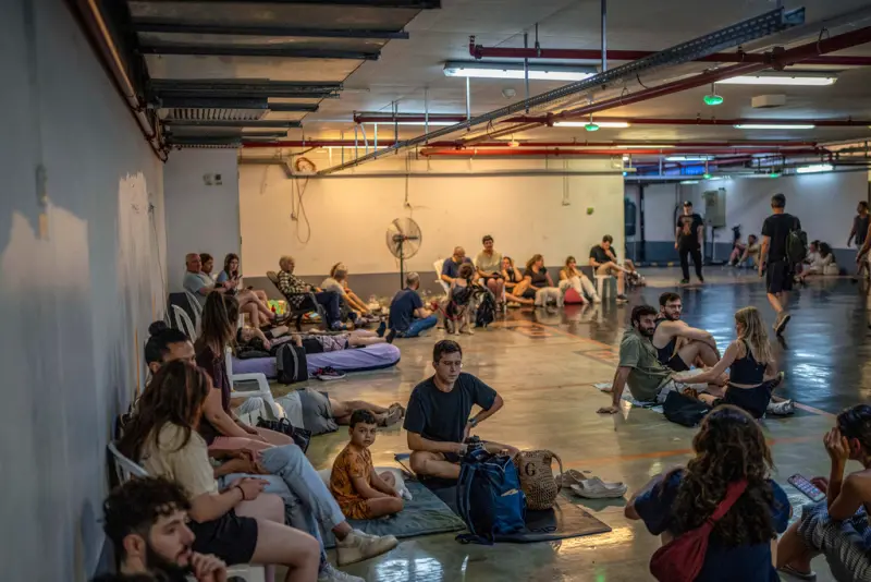 ▲伊朗飛彈襲擊以色列期間，民眾爭相躲入防空避難所，但部分巴勒斯坦裔居民表示危急時刻被排拒在外。（圖／美聯社／達志影像）