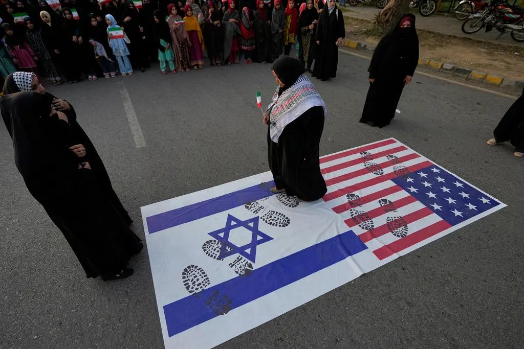 ▲隨著以色列與伊朗衝突升溫，美國右翼陣營內部對於是否應介入戰事出現分歧。圖為巴基斯坦穆斯林發起抗議以色列攻擊伊朗的活動現場。（圖／美聯社／達志影像）