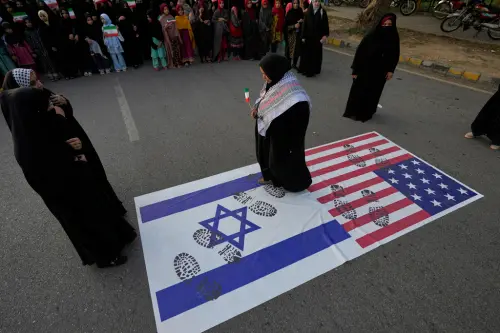 以伊衝突延燒！美國右翼內部分裂加劇　川普遭挺戰與反戰兩派夾擊
