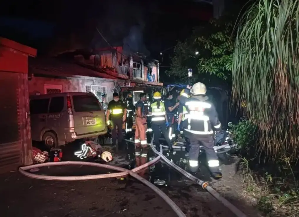 ▲ 新北淡水18日發生一起死亡火警，一名24歲男性死亡，現場還發現炸裂的瓦斯桶，警方懷疑案情不單純，調查釐清中。（圖／翻攝畫面）