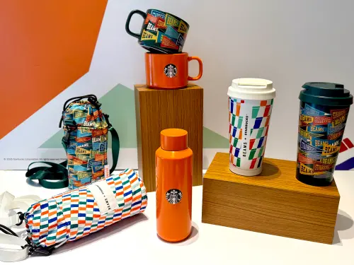 ▲左起：「水壺袋」700元、「馬克杯」700元、「好運橙不鏽鋼水壺」1,300元、「不鏽鋼杯」1,380元。（圖／記者蕭涵云攝）