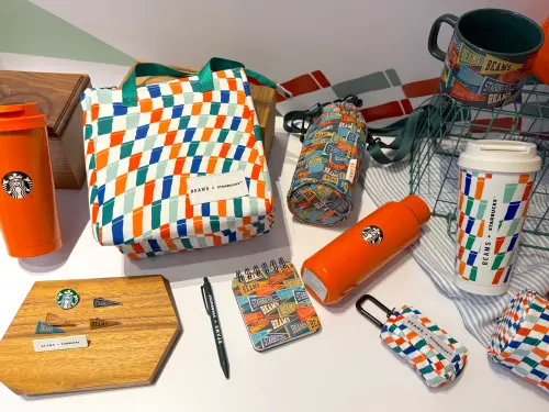 ▲「保冷袋」750元、「掛扣小包」450元。（圖／記者蕭涵云攝）