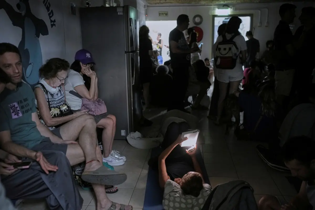 ▲面對伊朗空襲不斷，以色列人民頻繁進入庇護所。圖為特拉維夫居民避難中。（圖／美聯社／達志影像）