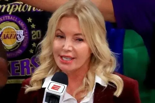 ▲現任湖人隊主席Jeanie Buss也將繼續擔任球隊的名譽主席職務，繼續掌舵球隊營運，此安排被寫入交易條款中，並獲得買方Mark Walter的全力支持。（圖／取自NBACentral X）