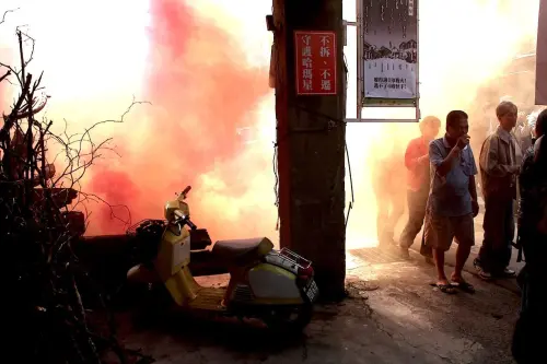 ▲李怡志與夥伴籌劃哈瑪星抗拆街頭行動,引發媒體廣大關注。 (圖/打狗文史再興會社提供) ▲李怡志與夥伴籌劃哈瑪星抗拆街頭行動,引發媒體廣大關注。 (圖/打狗文史再興會社提供)