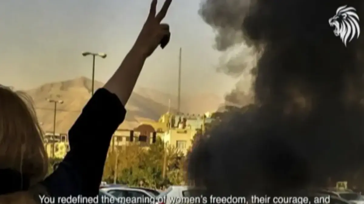 ▲伊朗國家電視台疑似遭駭，出現與播報內容不相關的畫面，還涉及2022年的抗議活動。（圖／翻射自BBC）