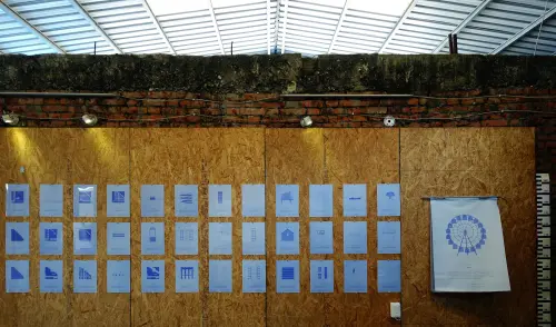 ▲李怡志以⟪看不見的城市⟫為概念創作〈沉市風景:藍曬〉,建構理想的鹽埕區。 (圖/李怡志提供) ▲李怡志以⟪看不見的城市⟫為概念創作〈沉市風景:藍曬〉,建構理想的鹽埕區。 (圖/李怡志提供)