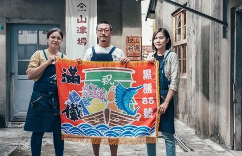 ▲ 李怡志團隊分別向台日印染工藝專家取經,賦予台灣大漁旗新生命。(圖/李怡志提供) ▲ 李怡志團隊分別向台日印染工藝專家取經,賦予台灣大漁旗新生命。(圖/李怡志提供)