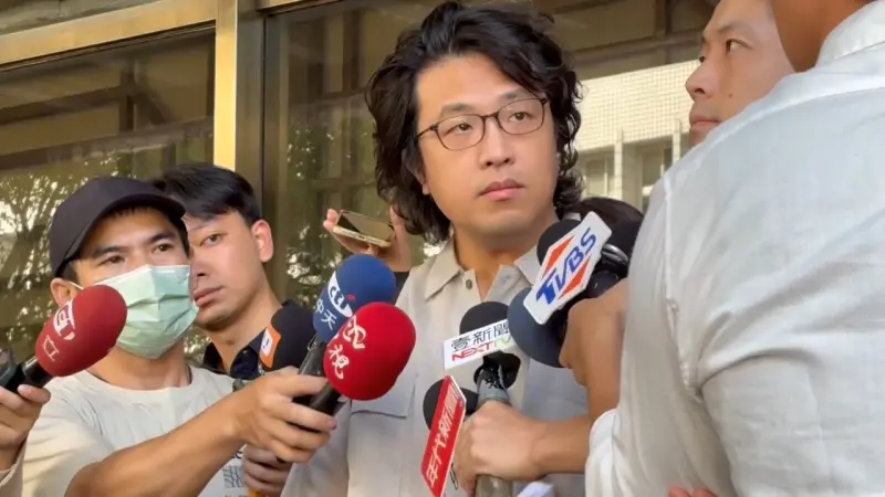 ▲民進黨立委沈伯洋代替父親到台北地檢署提告粉專。(圖/翻攝畫面)