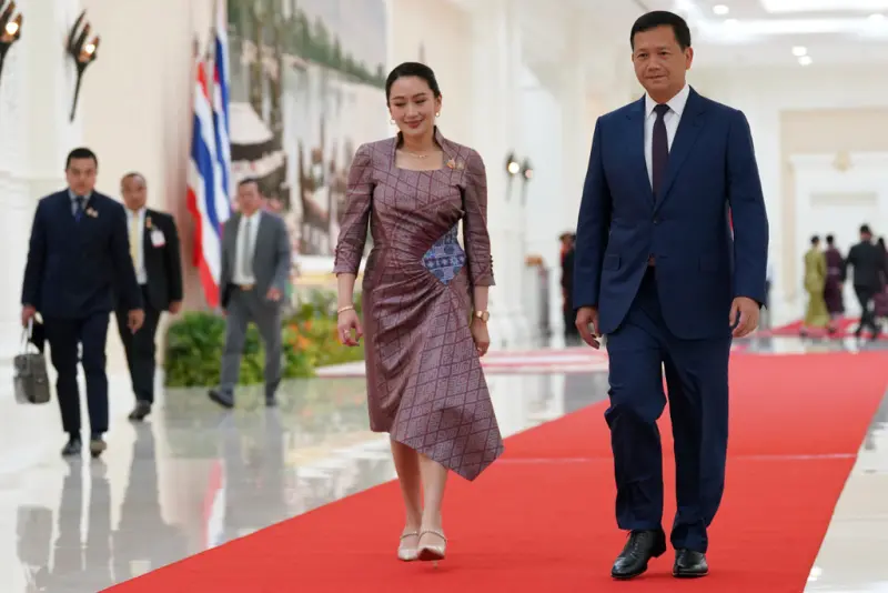 ▲18日泰國總理貝東丹（左）與柬埔寨前總理洪森的私人通話外洩，震驚社會。圖右為柬埔寨現任總理、洪森兒子洪馬內。（圖／美聯社／達志影像）