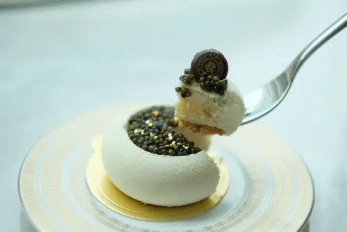 ▲「Caviar Cakery」選用低鹽、無防腐且100% 純天然的Malossol 頂級魚子，點綴在起司蛋糕之上。（圖／記者葉盛耀攝）