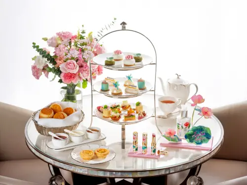 ▲台北文華東方酒店攜手法國頂級保養品牌 Sisley Paris，於即日起至8月17日在備受名媛貴婦喜愛的「青隅」打造「花漾粉蓮」感官下午茶饗宴。（圖／台北文華東方酒店提供）