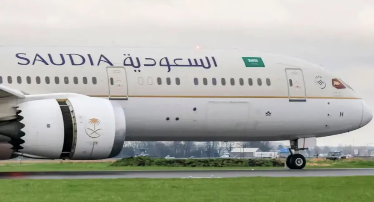 ▲一架沙特航空波音777-300ER客機在印尼緊急迫降，原因是遭遇炸彈威脅。（圖／翻攝自臉書）