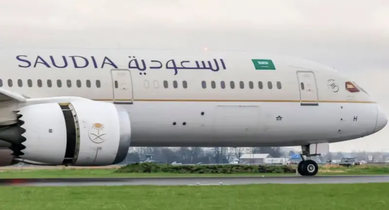 ▲一架沙特航空波音777-300ER客機在印尼緊急迫降，原因是遭遇炸彈威脅。（圖／翻攝自臉書）