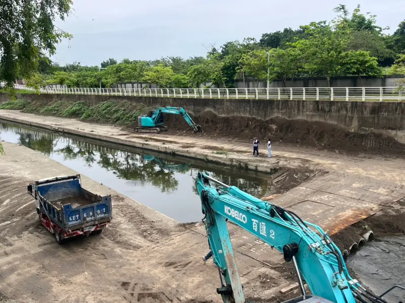 ▲鳳山溪清疏作業已於5月初開工，預計7月中旬完成，清除淤泥總量達1萬4,000立方公尺，將有效提升河道整體排水效率。(圖／高市府水利局提供)