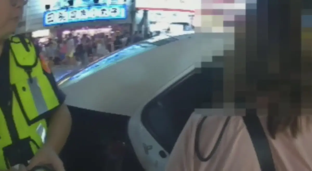 ▲員警扮遊客，整晚來回狂逛了5公里，果然人贓俱獲逮獲一名女慣竊（圖/記者鄧力軍翻攝）