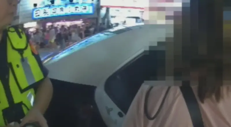 ▲員警扮遊客，整晚來回狂逛了5公里，果然人贓俱獲逮獲一名女慣竊（圖/記者鄧力軍翻攝）