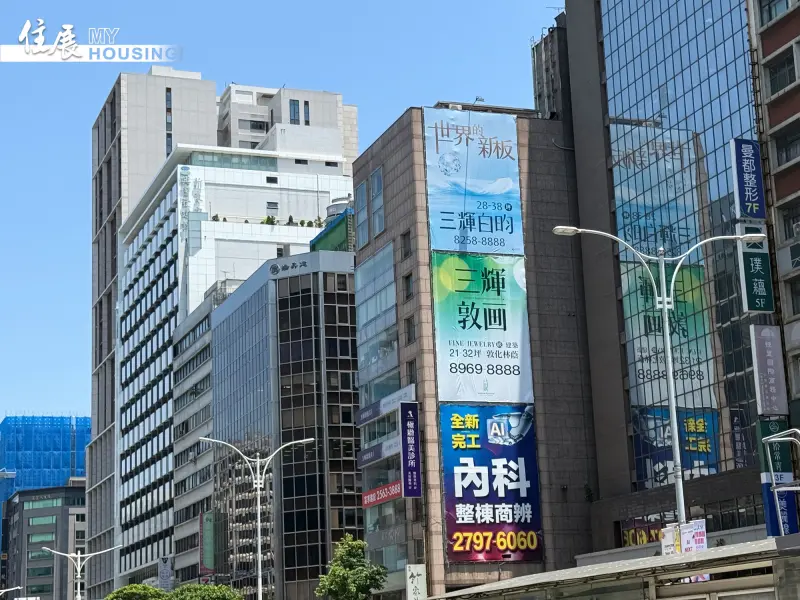 ▲329檔期一結束，北台灣房市供給和需求表現立刻走衰，代表北台灣新建案市場概況的「住展風向球」，5月燈號再次降為黃藍燈。（圖／住展雜誌提供）