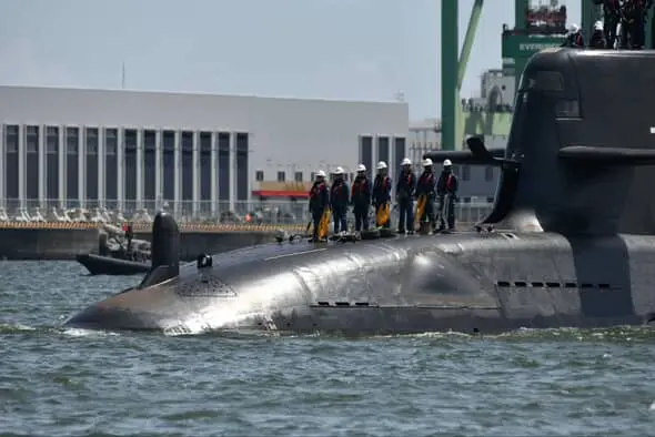 ▲海鯤號艇體出現凹凸不平狀況，「被動測距聲納」被認為是變形，台船火速發聲明稿澄清。（圖／IDF經國號粉專授權使用）