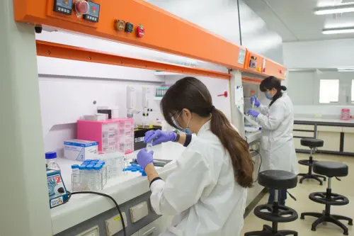 ▲寵物食品寶多福，長期關注毛孩腸道健康，還有十億級食安中心把關毛孩食品安全。（圖／業者提供）