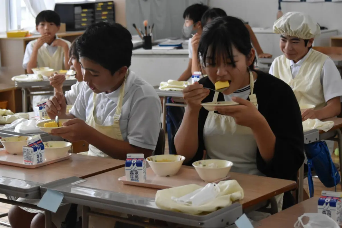 ▲市長黃偉哲致贈台南產的美味鳳梨給宇土市的學童品嘗，盼小朋友也進一步透過舌尖上的美味體驗，認識台南這座城市。（圖／南市府提供）