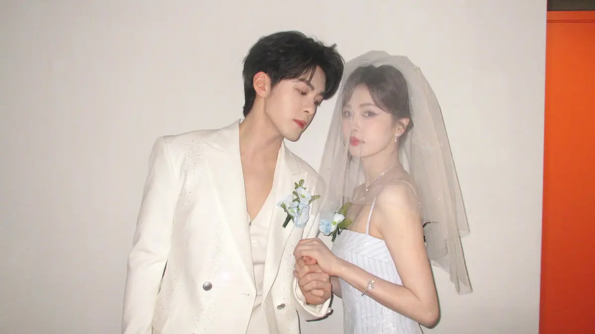 ▲《臨江仙》白鹿（右）曾舜晞糾纏三世，離婚原因也曝光，不過私下兩人感情很好，還PO出婚紗照宣傳戲劇，甜到讓粉絲嗑不完。（圖／LINE TV提供）