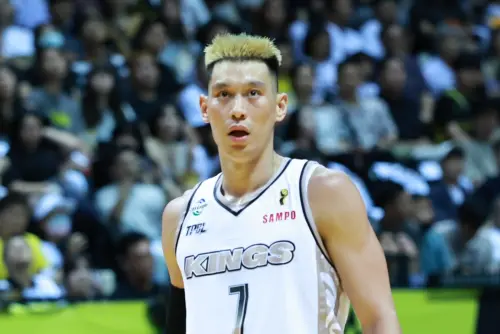 ▲林書豪幾乎上滿全場，攻下29分、5籃板，卻罕見出現全場0助攻，當賽後被問到本戰是否開啟進攻模式時，林書豪笑說自己這場確實更想攻框，還加碼爆料洋將奧帝昨晚「深夜」傳給他私訊，讓他本戰鐵了心要自己進攻。（圖／新北國王提供）