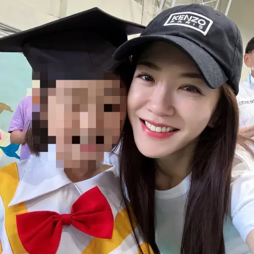 ▲楊千霈（右）與前夫一同參加女兒「Q妹」（左）畢業典禮。（圖／翻攝自楊千霈IG）