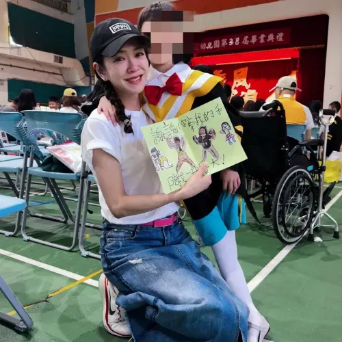 ▲楊千霈（左）的女兒擔任畢業生代表致詞。（圖／翻攝自楊千霈IG）