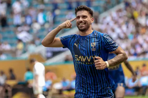 ▲阿赫利中場Ruben Neves（8號）在2025年6月18日於佛羅里達州邁阿密花園硬石體育場舉行的世俱盃H組賽事中，面對皇家馬德里成功罰進十二碼後興奮慶祝，為球隊扳平比數注入士氣。（圖／美聯社／達志影像）