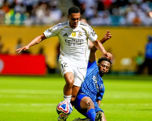 ▲皇家馬德里後衛Trent Alexander-Arnold（12號）在2025年6月18日於佛羅里達州邁阿密花園硬石體育場舉行的世俱盃H組賽事中，對陣阿赫利期間全神貫注投入比賽，展現其傳球與控球能力。（圖／美聯社／達志影像）