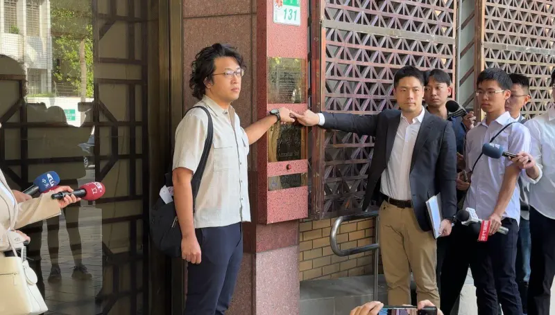 ▲沈伯洋親赴台北地檢署控告造謠的臉書粉絲專頁。（圖／翻攝自沈伯洋臉書）