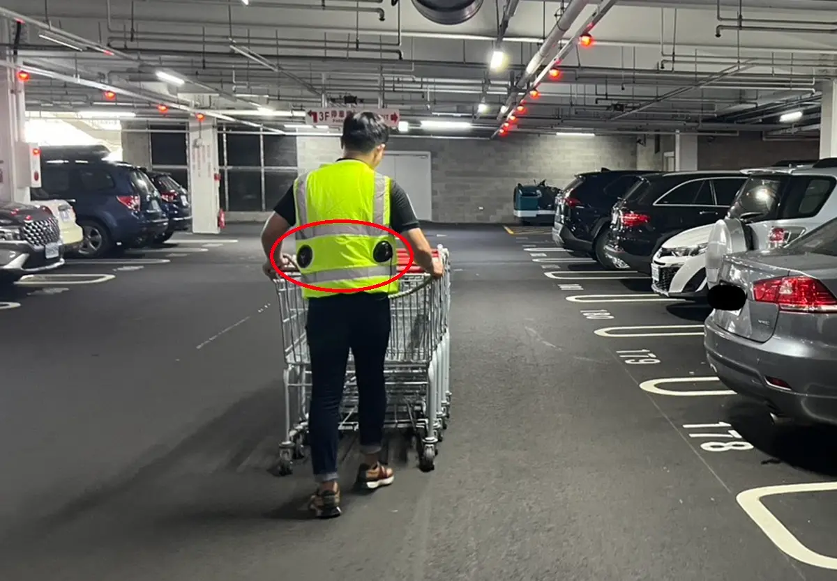 ▲好市多店員衣服挖黑洞，讓民眾不解其用途，而引來行家解答，更喊話「台灣雇主快跟進！」（圖／Costco好市多 商品經驗老實說臉書）