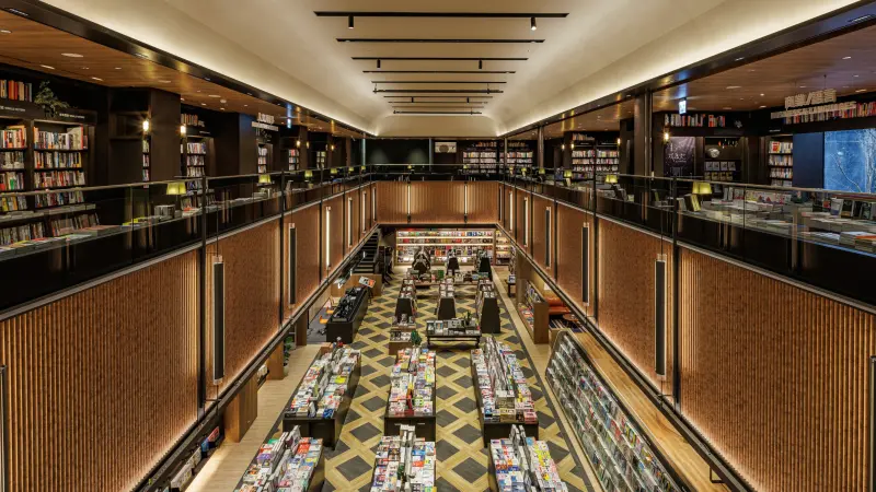 ▲貫穿3-4樓的挑高10米雙層誠品書店藏書南台灣最豐富。（圖／誠品生活台南提供）