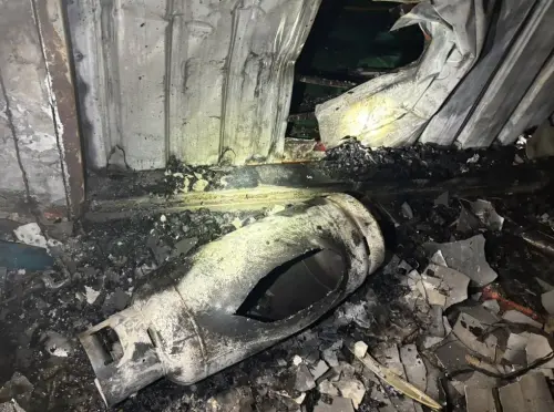 ▲火警現場在死者身旁有炸開的瓦斯桶。（圖／警方提供）