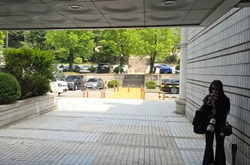 ▲文泰一性侵案竟被捕捉庭外有站姐！粉絲狂切割：不要再帶上NCTm。（圖／翻攝自STARNEWS KOREA YouTube）