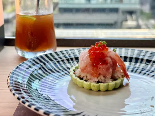 「NAGOMI 雅」有精緻的先付小缽料理,最漂亮的還有「最中餅丰盛壽司」。(圖/記者葉盛耀攝) ▲「NAGOMI 雅」有精緻的先付小缽料理,最漂亮的還有「最中餅丰盛壽司」。(圖/記者葉盛耀攝)