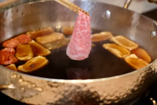 「和牛京麩山椒煮」取京麩先炸過之後浸漬高湯,佐以現涮的日本A5和牛品嘗。(圖/記者葉盛耀攝) ▲「和牛京麩山椒煮」取京麩先炸過之後浸漬高湯,佐以現涮的日本A5和牛品嘗。(圖/記者葉盛耀攝)