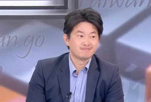 最困難果然在台中!離3Q剃大光頭還差1千份 罷團志工快崩潰 ▲曾宣稱罷免顏寬恒二階若過關,將剃光頭的前立委陳柏惟,在粉專秀出久未打理的頭髮,喊話「我今天髮型長這樣」。(圖/翻攝陳柏惟粉專,2025.06.18)