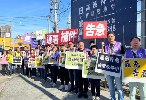 最困難果然在台中!離3Q剃大光頭還差1千份 罷團志工快崩潰 ▲台中市議會民進黨團的議員們,今天到中二選區站路口宣傳罷免連署。(圖/罷團「中二解顏」提供,2025.06.19)