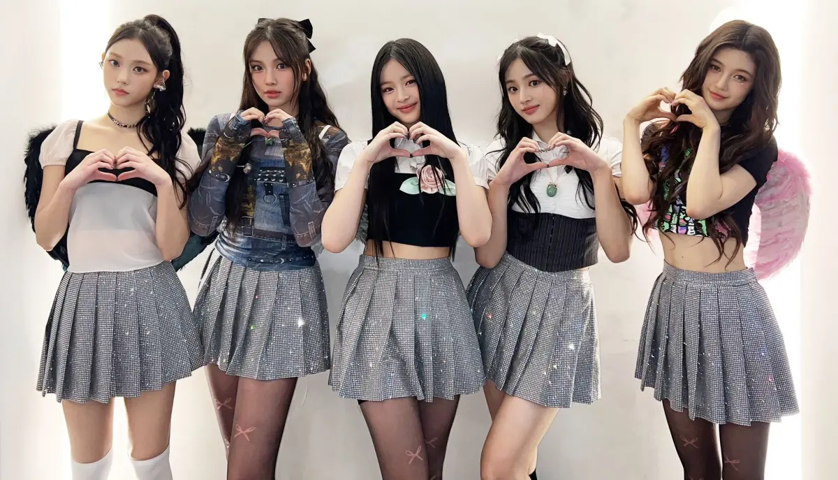 ▲NewJeans之母閔熙珍似乎準備回歸，被發現近日創立新公司OOAK，剛好是NewJeans即將宣判合約官司結果前，讓粉絲猜測她準備推新女團。（圖／NewJeans X@@NewJeans_ADOR）