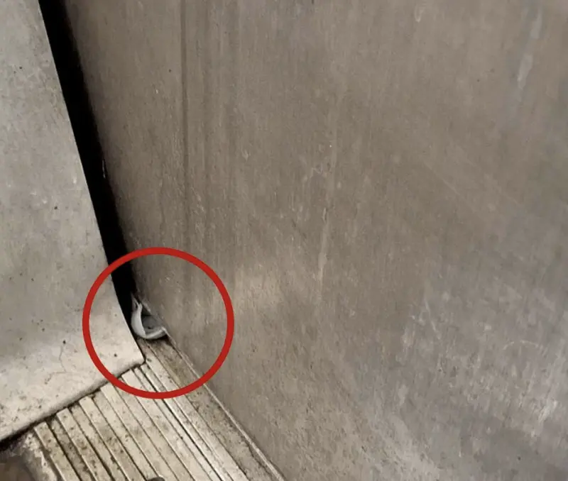 ▲瓶蓋卡捷運車門而無法關閉，導致延誤上班尖峰通勤。（圖／台北捷運公司提供）