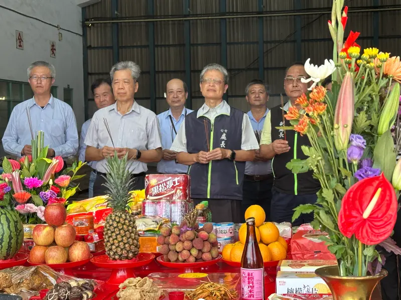 ▲台電屏東區處今天舉行完成改壓工程謝土典禮，由處長饒祐禎（中）率領團隊感謝保佑工程順利，人員平安。（圖／台電屏東區處提供）