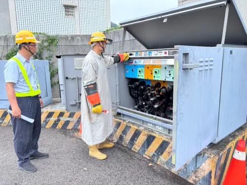 ▲歷史性的一刻，這個開關切換後，小琉球的供電電壓將全面改為22.8kV供電。（圖／台電屏東區處提供）