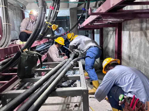 ▲台電工程人員在地下涵管內施作電䌫改壓佈線接續工程。（圖／台電屏東區處提供）