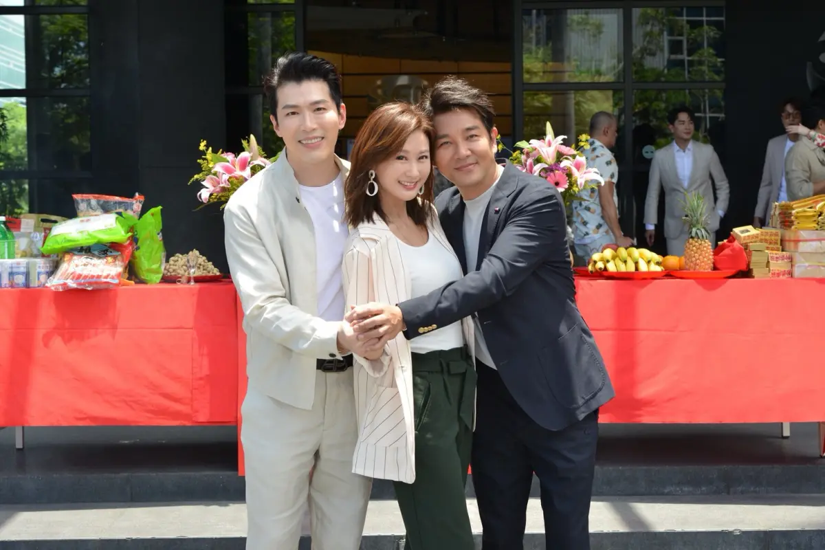 ▲三立八點檔《百味人生》開鏡，陳珮騏（中）時隔一年回歸，謝承均（右）升級演爸爸，跟林萱瑜從好友變父女，還喊話對方「不准叫爸爸」。（圖／三立提供）