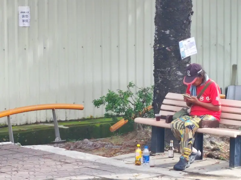 ▲大里公園與內新人行廣場長期受街友盤據(圖／張芬郁提供2025.6.19)